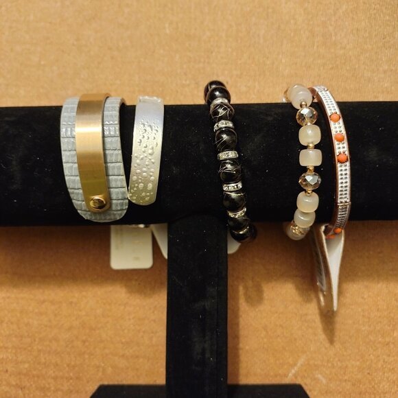Set Of 5 Womens Assorted Bracelets With Gold Silver Black & White Accents - Picture 1 of 3